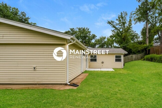 Building Photo - 3 Bedroom Pet-Friendly Home in St. Louis, MO with Main Street Renewal