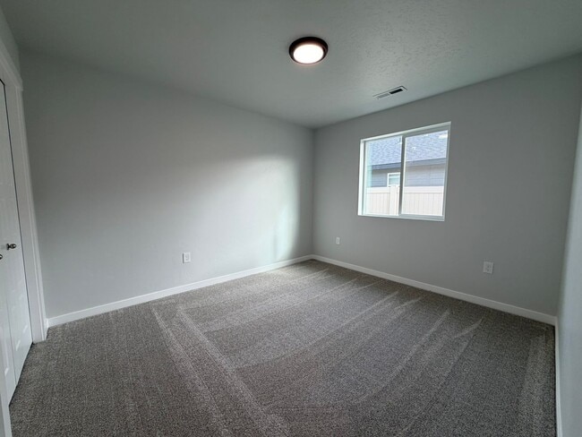 Building Photo - Move-In Special! Brand new 3 bed 2 bath ho...