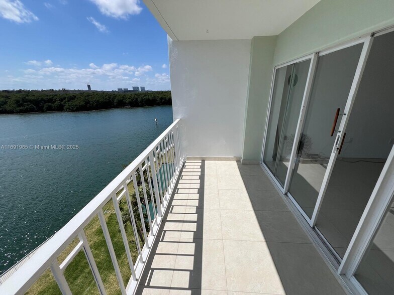 Building Photo - 500 Bayview Dr