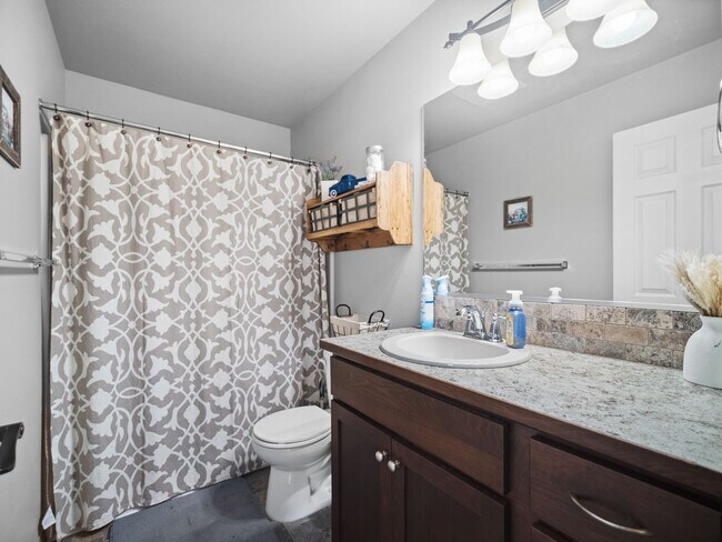 Building Photo - Beautiful home 5MILE/Big Yard & Garage (Furnished)