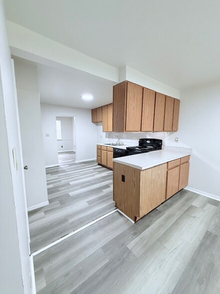 Building Photo - 1915 Green Valley Dr