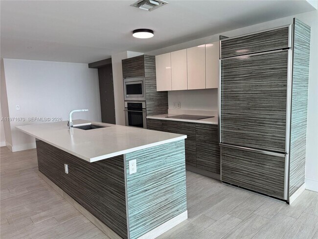 Building Photo - 460 NE 28th St