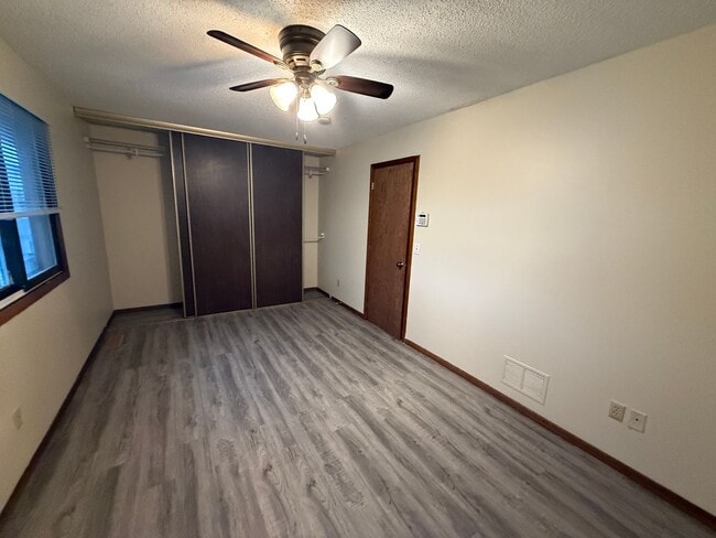 Building Photo - Great 3 bedroom, 1 Bathroom Side by Side T...