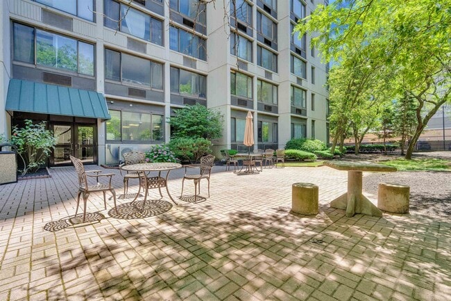 Building Photo - 45 River Dr S