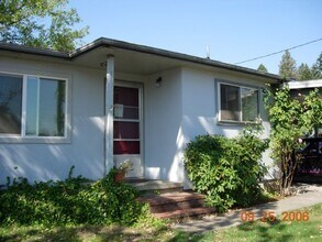 Building Photo - 3-Bedroom, 2-Bathroom with 2 car Carport in Sutherlin
