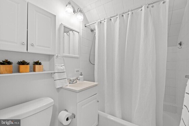 Building Photo - 1700 Dewitt Ave