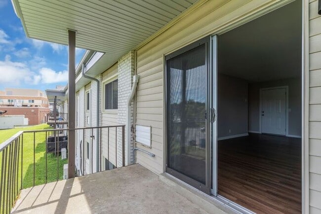 Building Photo - Remodeled 1 Bedroom Apartment!!! Walk to the Square or Steps from Sumner Regional Hospital