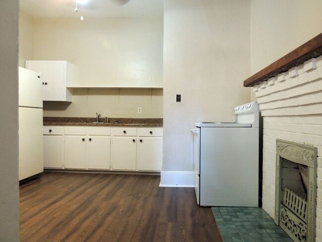 Building Photo - Come set up home in this one bedroom apartment that is close to shopping, walking trails, medical...