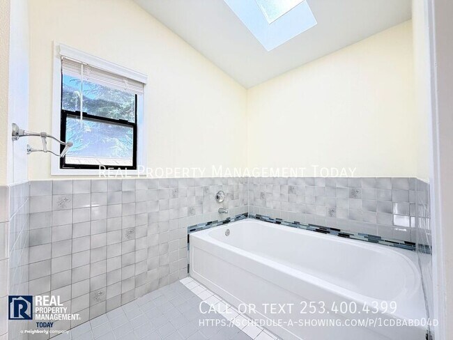 Building Photo - 2807 61st Ave NE