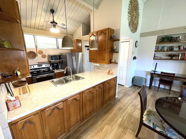Building Photo - Step into the peaceful and lovingly cared-for 2-bedroom, 2-bath condo in Haleakala Shores — one o...