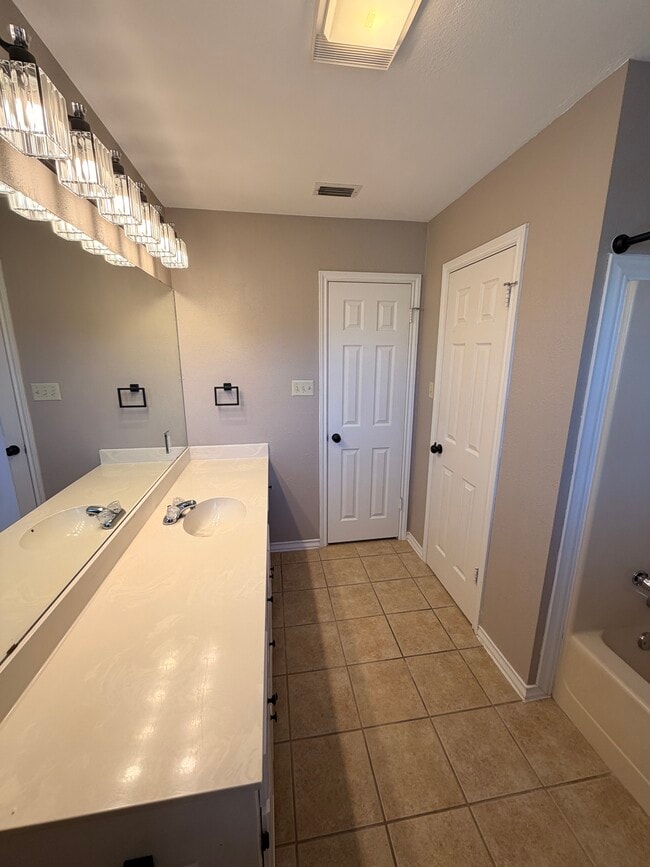 Building Photo - 111 Crestview St