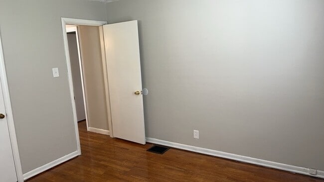 Building Photo - 250 E Parkwood Dr
