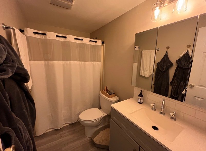 upstairs full bath - 19 Blithewood Ave