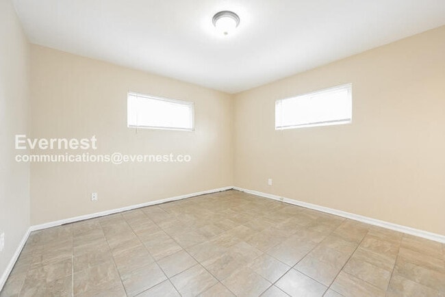 Building Photo - 3 Bed, 2 Bath Home with Fenced Yard / Available Soon!