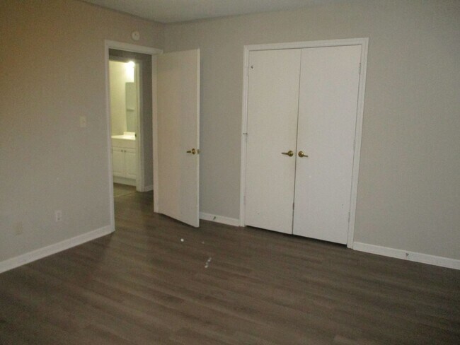 Building Photo - Inviting 2 bedroom duplex apartment in the...
