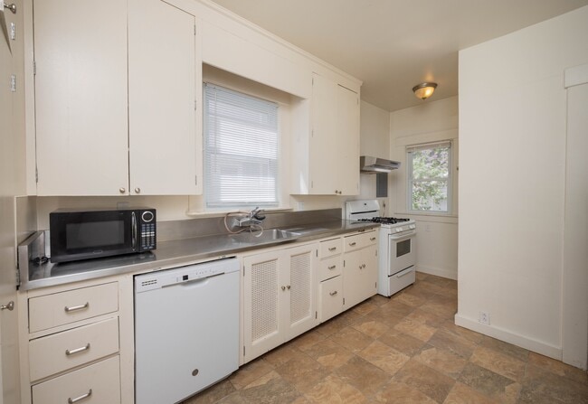 Building Photo - 1317 Forest Ct