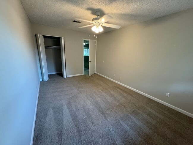 Building Photo - RENOVATED 3/2 TOWNHOUSE MOVE IN READY!