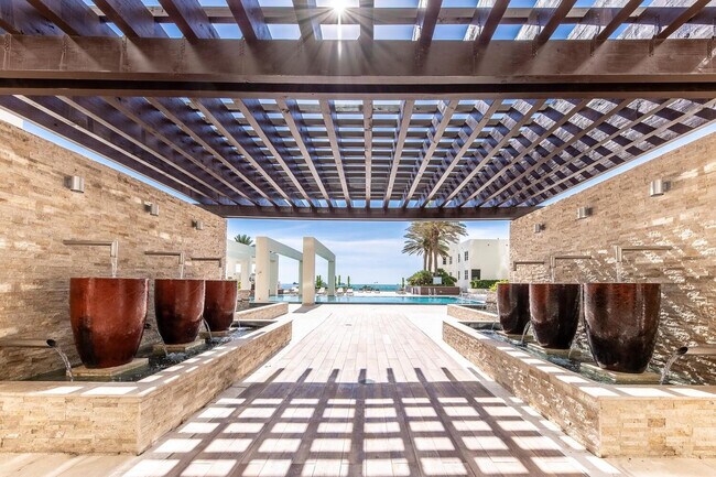 Building Photo - 101 S Fort Lauderdale Beach Blvd