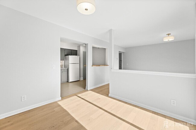 Building Photo - 3226 Sayre Dr