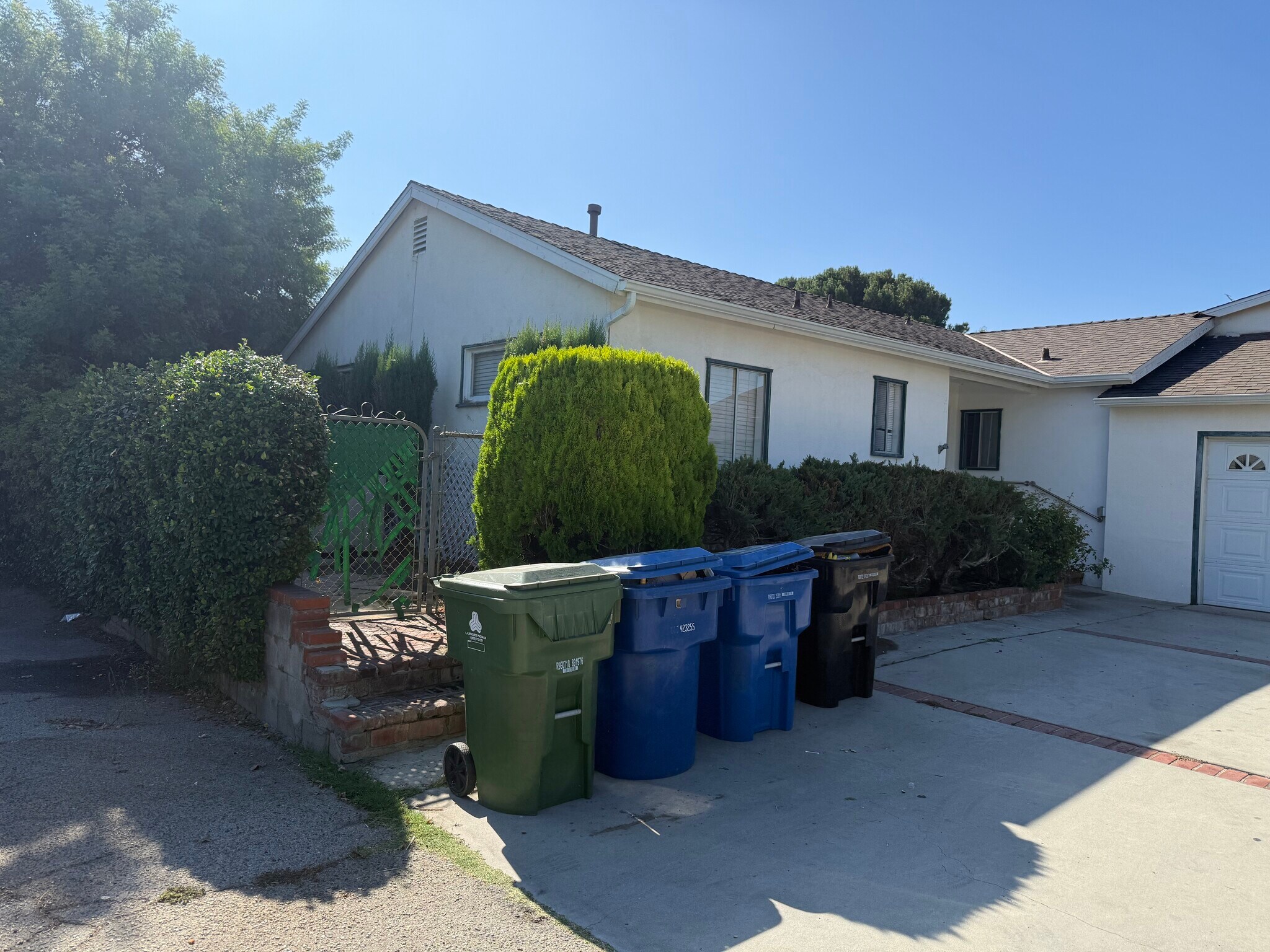 Building Photo - 9520 Hayvenhurst Ave