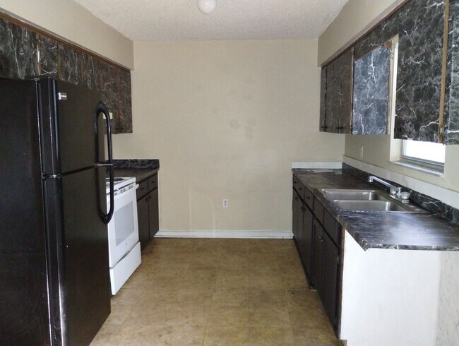 Building Photo - 20056 Suncrest Dr