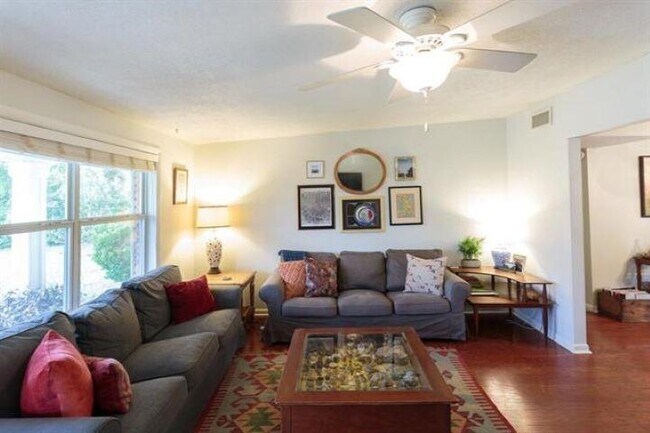 Building Photo - 820 Chestwood Ave