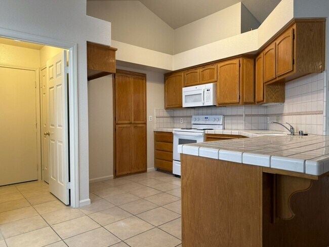 Building Photo - Adorbs 3/2 available NOW!!!