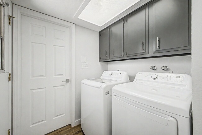 Building Photo - Furnished Luxury Condo in Guard-Gated Casa Del Monte | Prime Old Town Scottsdale Location