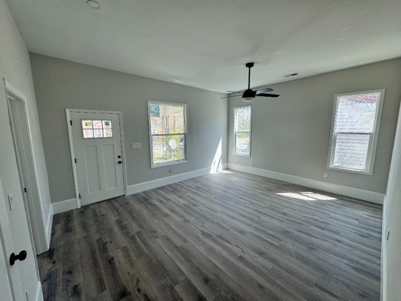 Building Photo - 144 Walnut St