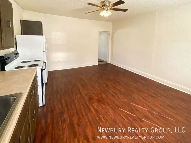 Building Photo - Charming Move-In-Ready 2-Bedroom Townhome