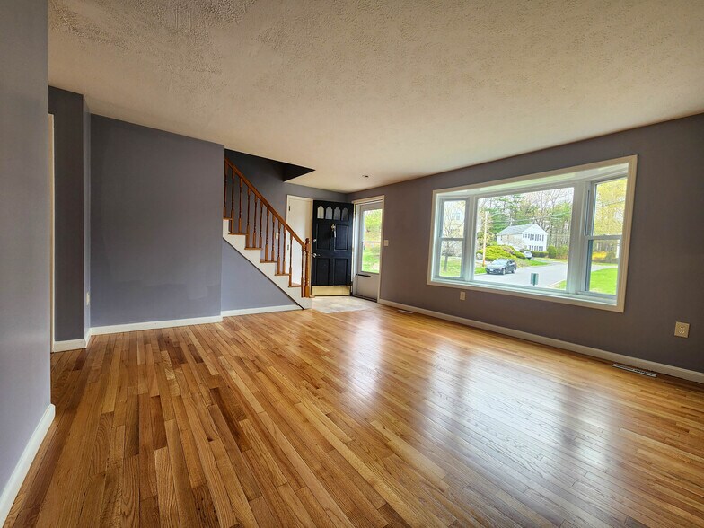 Building Photo - 67 Burgundy Dr