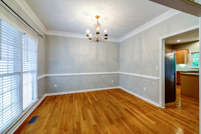 Building Photo - 3627 Chestnut Dr