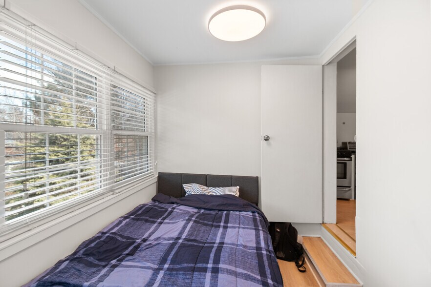 Building Photo - 1121 Leonard Pl