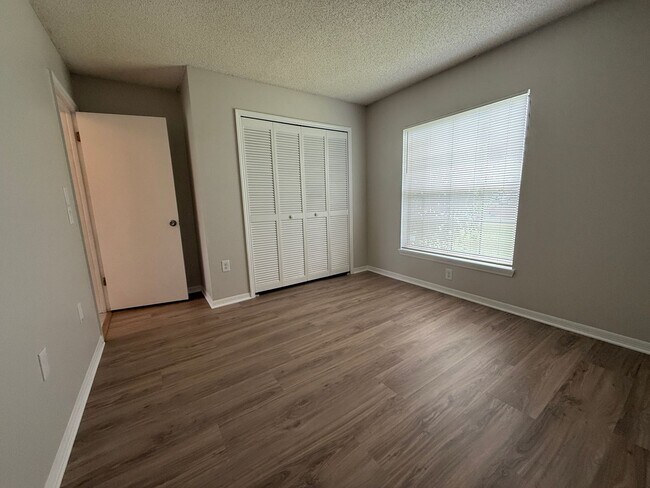 Building Photo - Deltona 3/2 Corner Lot