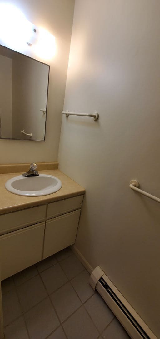 Building Photo - Spacious 3 Bedroom Condo Near Downtown Tra...
