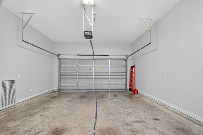 Building Photo - 1231 W 24th St