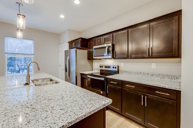 Building Photo - 3 Bedroom End Unit Townhouses in Franklin Regional School District