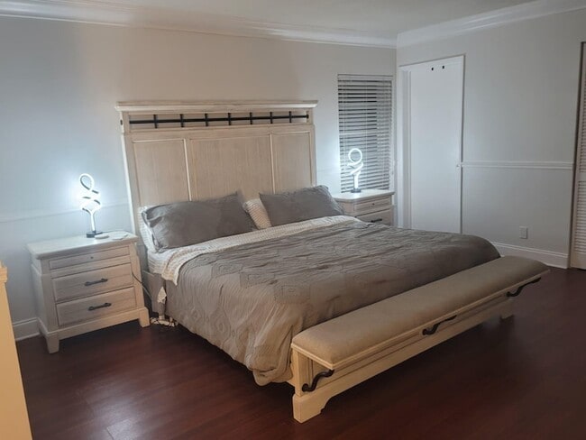 Building Photo - 2200 S Cypress Bend Dr