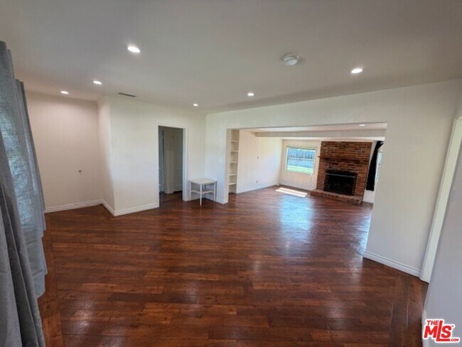 Building Photo - 17400 Cantlay St