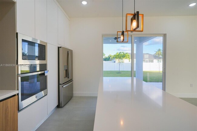 Building Photo - 5 SW 26th Pl