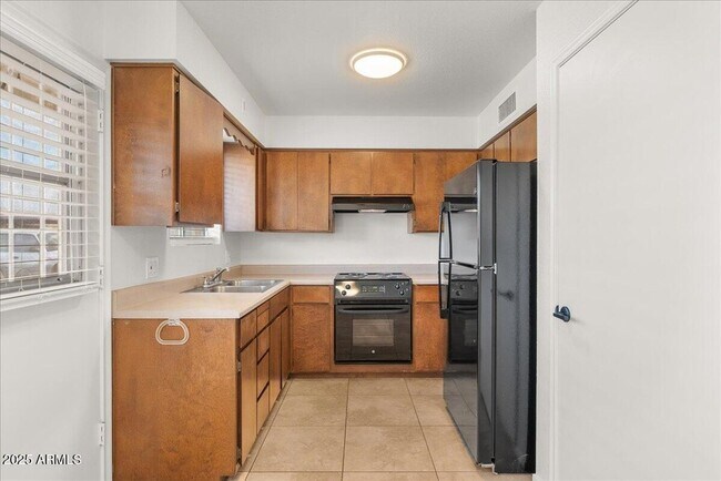 Building Photo - 6438 E Butte St