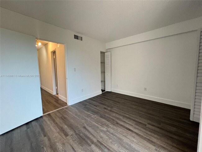 Building Photo - 9210 Fontainebleau Blvd