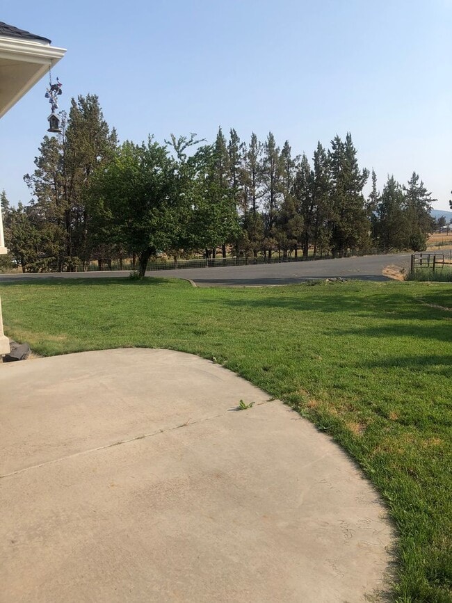 Building Photo - Spacious Redmond Estate on 14 Acres – 4,300+ Sq Ft, Pastures, 4-Car Garage