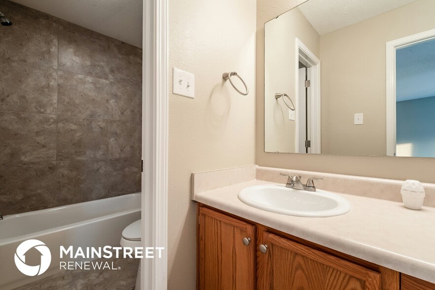 Building Photo - 4549 Connaught Dr E