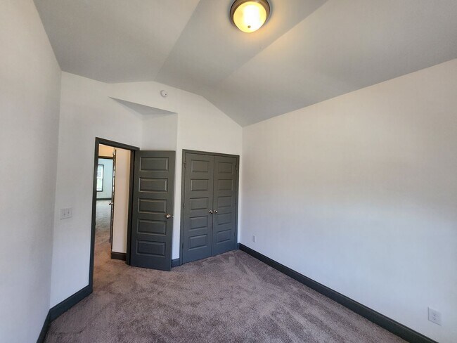 Building Photo - 5814 Whispering Pnes Wy