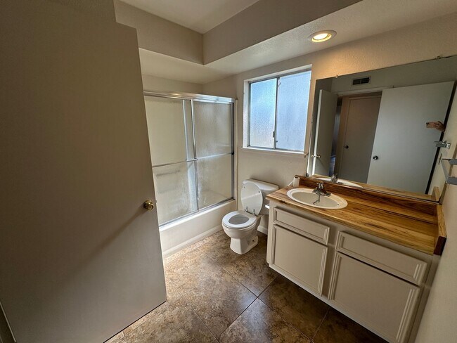 Building Photo - COL370