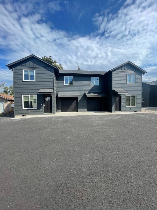 Building Photo - Come check out this stunning duplex! **MOVE IN SPECIAL $600.00 OFF FIRST'S MONTH'S RENT!**