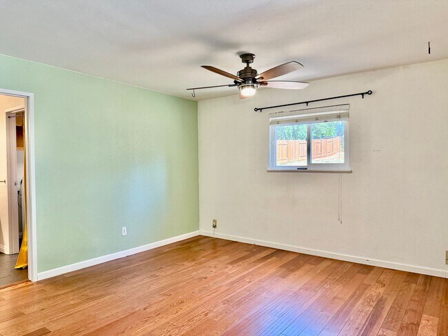 Building Photo - Great home available NOW
