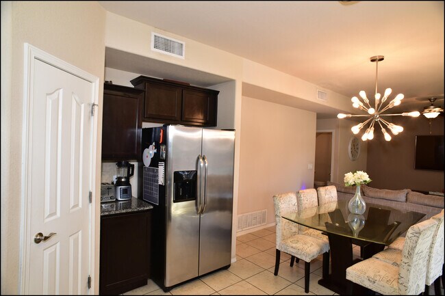 Building Photo - 6246 Viale Del Sol Ave