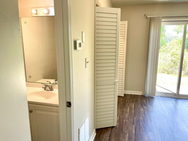 Building Photo - Welcome to this charming 2-bedroom, 1.5-ba...